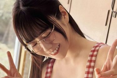 東雲うみ、裸風エプロンでダブルピース