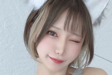 相良ましろ、ピチピチ穴あき水着グラ