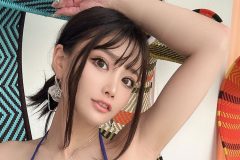 赤羽もも、ビキニ姿の曲線美