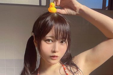 東雲うみ、アヒルと入浴中のマシュマロボディ