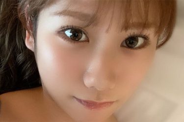 石田優美、ベッド上のふっくら自撮り