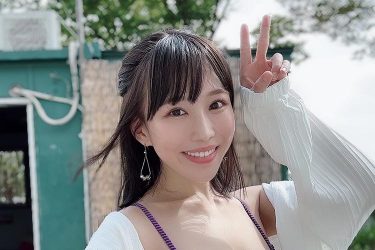 仲根なのか、キュートな笑顔と超立体バスト