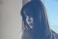 小日向ゆか、窓辺のランジェリー美女