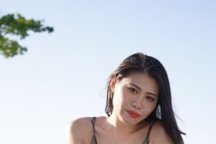 橘渚、青空に映えるグラマラスボディ