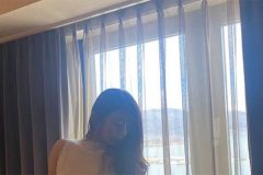 樹智子、窓際の脱ぎ脱ぎショット