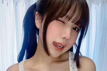 桃木兎羽、ウインクぺろりの大胆艶ボディ