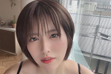 吉瀬結、前かがみの圧巻美谷間