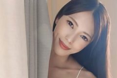 宇佐美なお、ひょこりカーテン美女