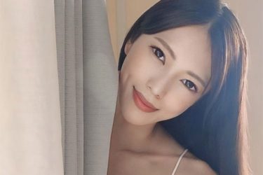 宇佐美なお、ひょこりカーテン美女