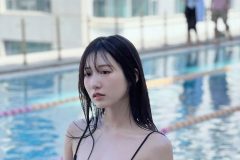 横野すみれ、せつなげプールサイド美女