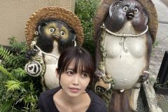 真中つぐ、美谷間のぞく絶妙街角スナップ