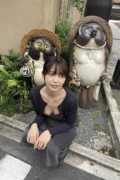 真中つぐ、美谷間のぞく絶妙街角スナップの画像2