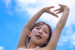 天木じゅん、青空映えの伸びッとボディ