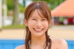 琴井ありさ、プールサイドのニコニコガール