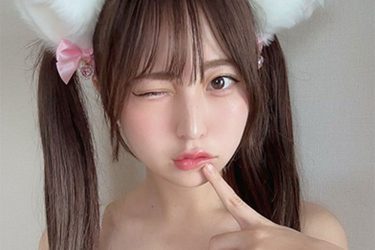 竹内星菜、にゃんともキュートなウィンク美女