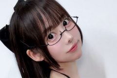 風愛ことり、メガネっ子の大胆サイドボディ