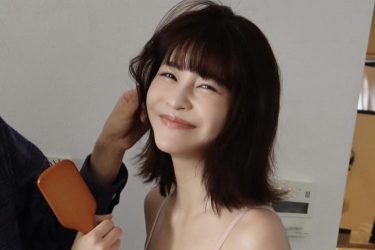 岸明日香、キュートな笑顔と完璧ボディ