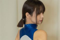 真中つぐ、競泳水着で「むぎゅむぎゅ」