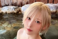 篠崎こころ、入浴中の艶濡れ美ボディ