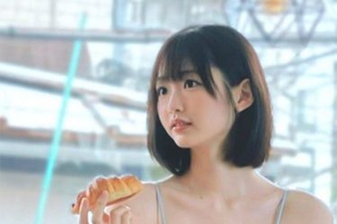 八伏紗世、パン片手に極上美脚