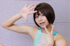 柳丸、得意の軟体ポーズで大胆開脚