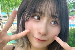 やしろじゅり。おどけ顔でWピース