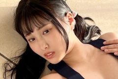 浅川まりな、ポロリ必至のサスペンダーブラ