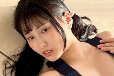 浅川まりな、ポロリ必至のサスペンダーブラ