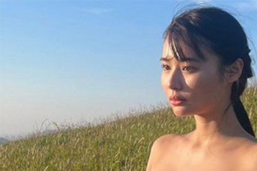 豊島心桜、赤ビキニで石の上にちょこんと