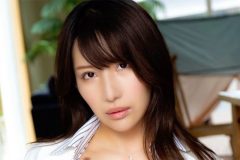 琴井ありさ、危険すぎる花柄パイ