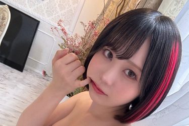 夜道雪、くわえ指と艶ボディ