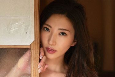 松嶋えいみ、のぞき見美女の艶ショット