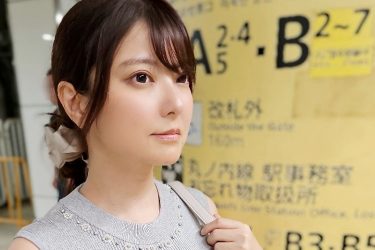 花井美理、二度見必至のニットOL