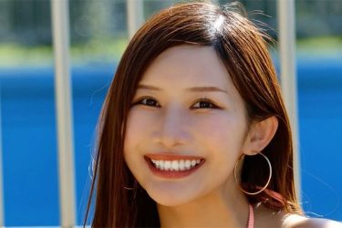 琴井ありさ、ビキニ美女のあぐらポスト