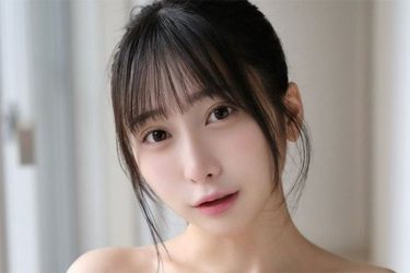 つぶらあい、超ハイレグの大胆あぐら