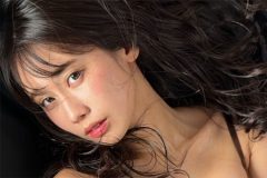 相原美咲、超ハイレグ寝そべりショット
