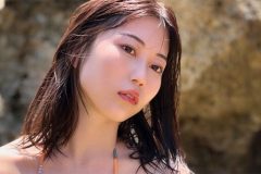 伊織いお、色っぽカラフルビキニ