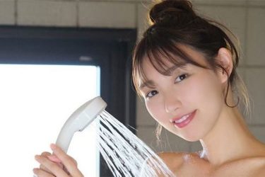 新田ゆう、艶濡れシャワーショット