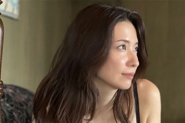 戸田れい、豹柄で魅せる曲線美