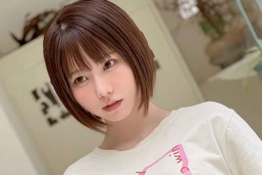 えなこ、お腹チラリおパンツチラリ