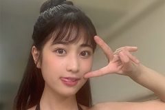 岡本杷奈、舌ぺろピースビキニ