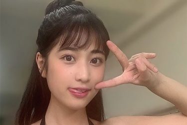 岡本杷奈、舌ぺろピースビキニ