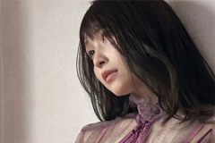 あまつまりな、ギリギリ脱ぎかけの美学