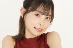 遠藤まめ、あぐら姿のまくり上げ