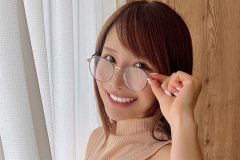 琴井ありさ、チラリストのメガネ姿
