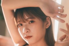 紅羽りお、強めのチラリ誘惑