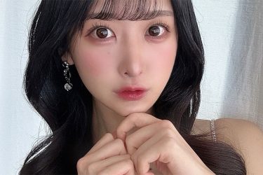 真島なおみ、キラキラ舌ペロ美女