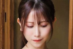 名取くるみ、縁側で艶やか五目並べ