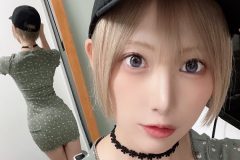 篠崎こころ、Wで魅せるボディライン