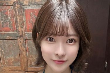 藤白ちらり、ペタンコ座りの艶谷間